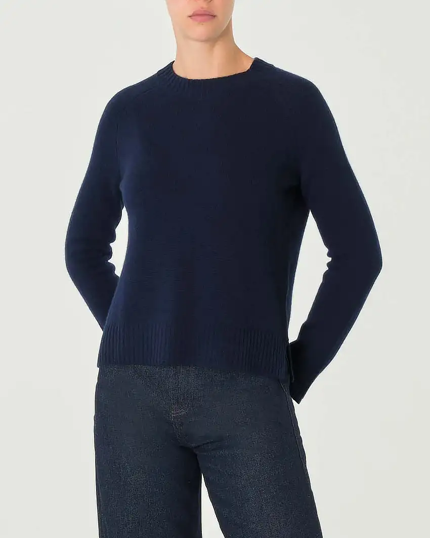 Maglia blu in cashmere con scollo tondo e spacchetti laterali