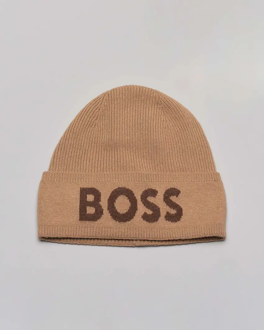 Berretto color cammello in misto lana e cashmere a coste inglesi con logo jacquard marrone sul risvolto