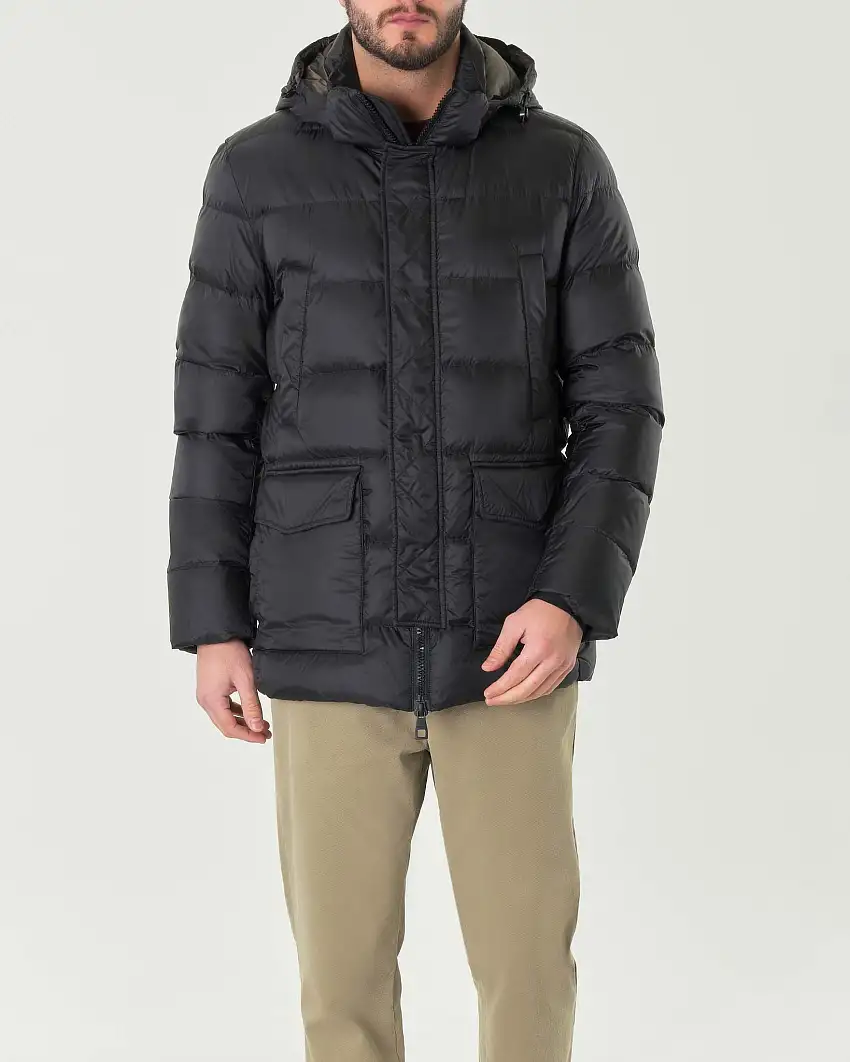 Piumino nero con cappuccio in nylon opaco imbottito in piuma con tascone applicate