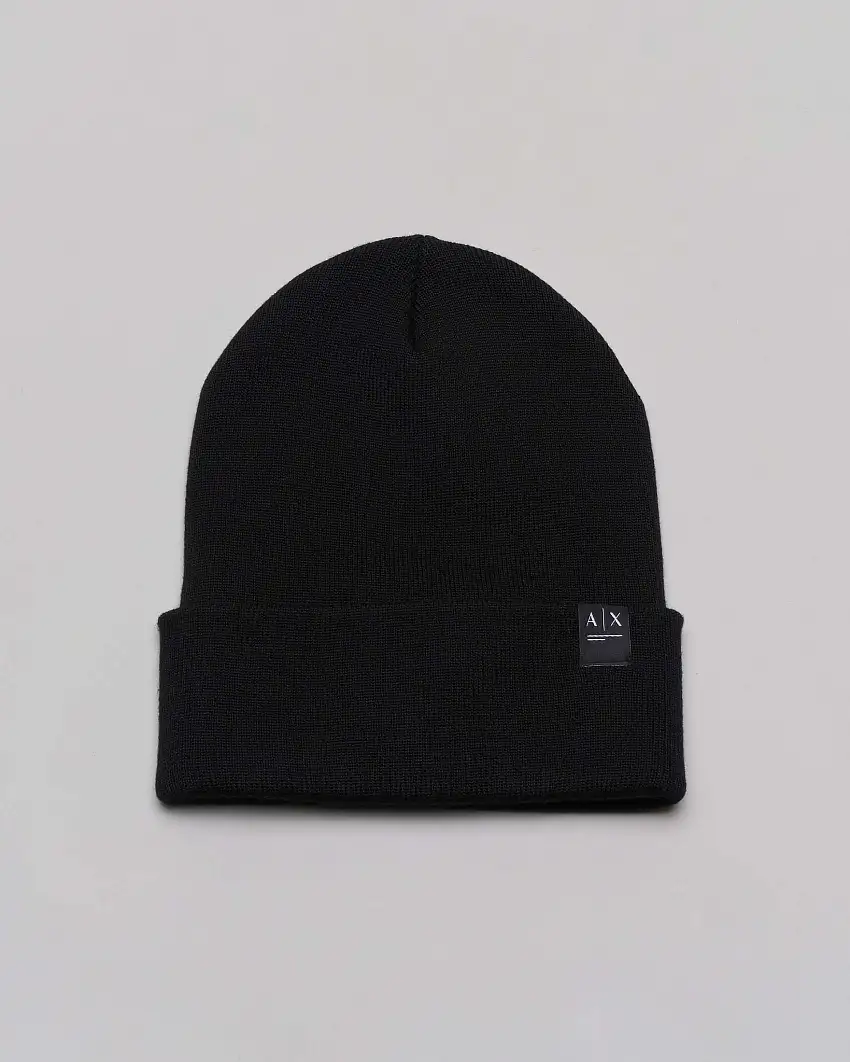 Berretto nero in maglia rasata con etichetta logo in tono cucita sul rivolto