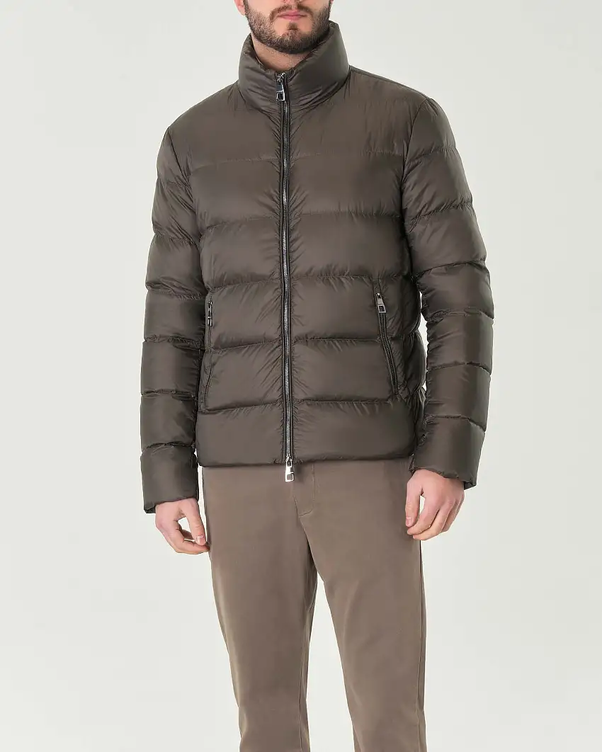 Piumino senza cappuccio color fango in nylon opaco imbottito in piuma