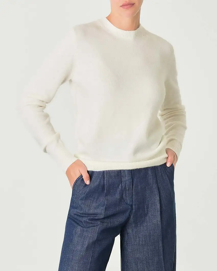 Maglia color avorio in alpaca e lana con scritta logo ricamata tono su tono lungo lo scollo