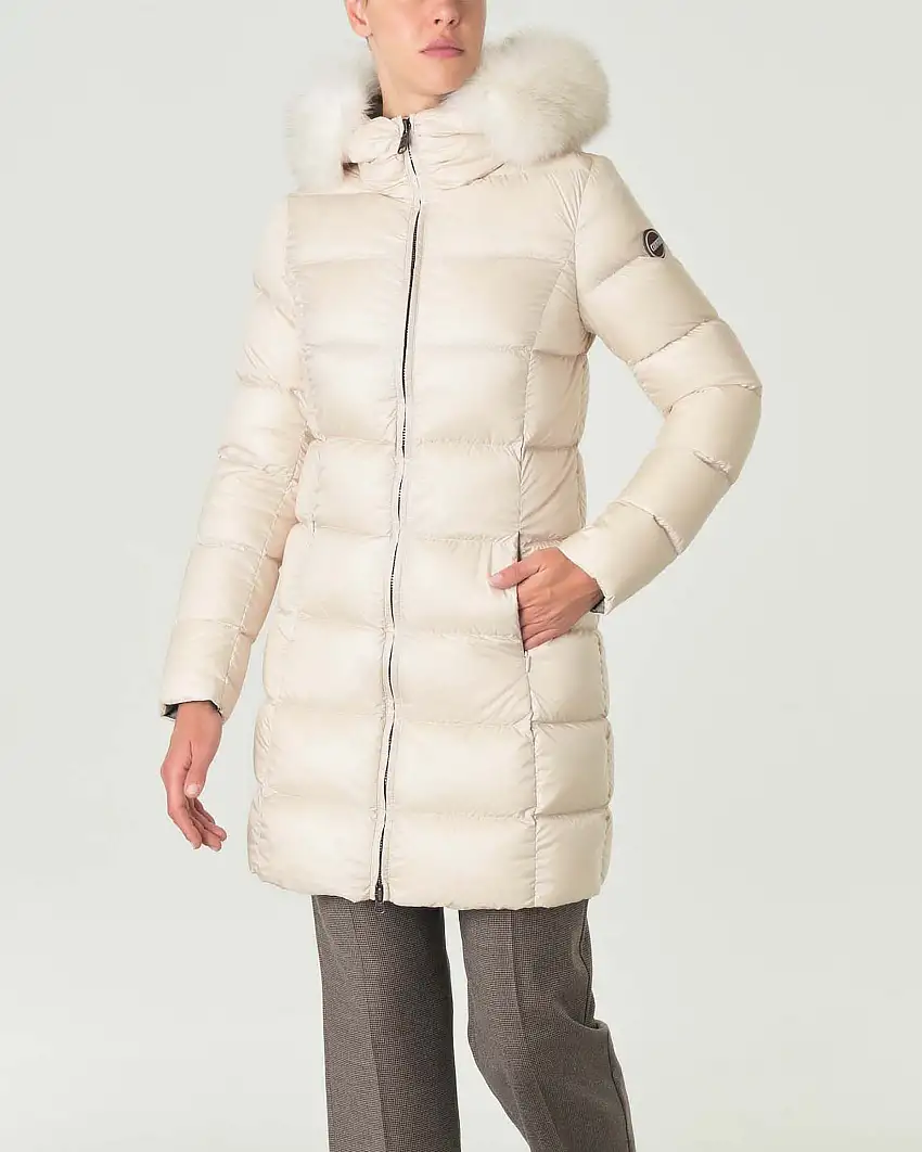 Piumino midi color avorio in tessuto idrorepellente con cappuccio fisso bordato in vera pelliccia tono su tono
