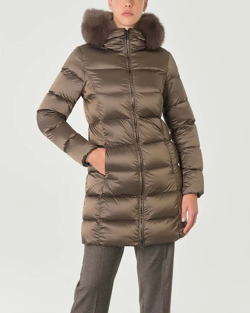 Piumino midi color tortora in tessuto idrorepellente con cappuccio fisso bordato in vera pelliccia tono su tono