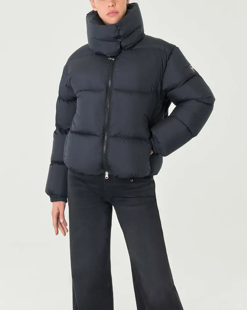 Piumino over nera dal finish opaco con callo alto super avvolgente