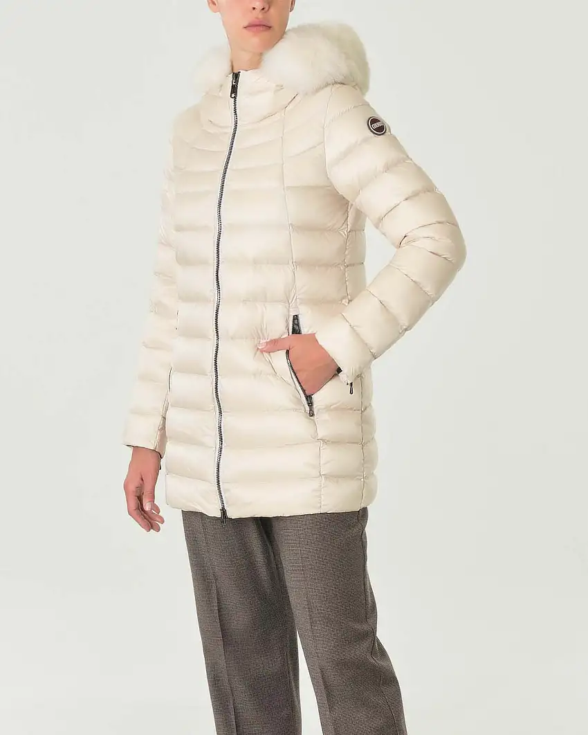Piumino color avorio con bordatura in pelliccia di volpe lungo cappuccio e fodera interna grigio scuro