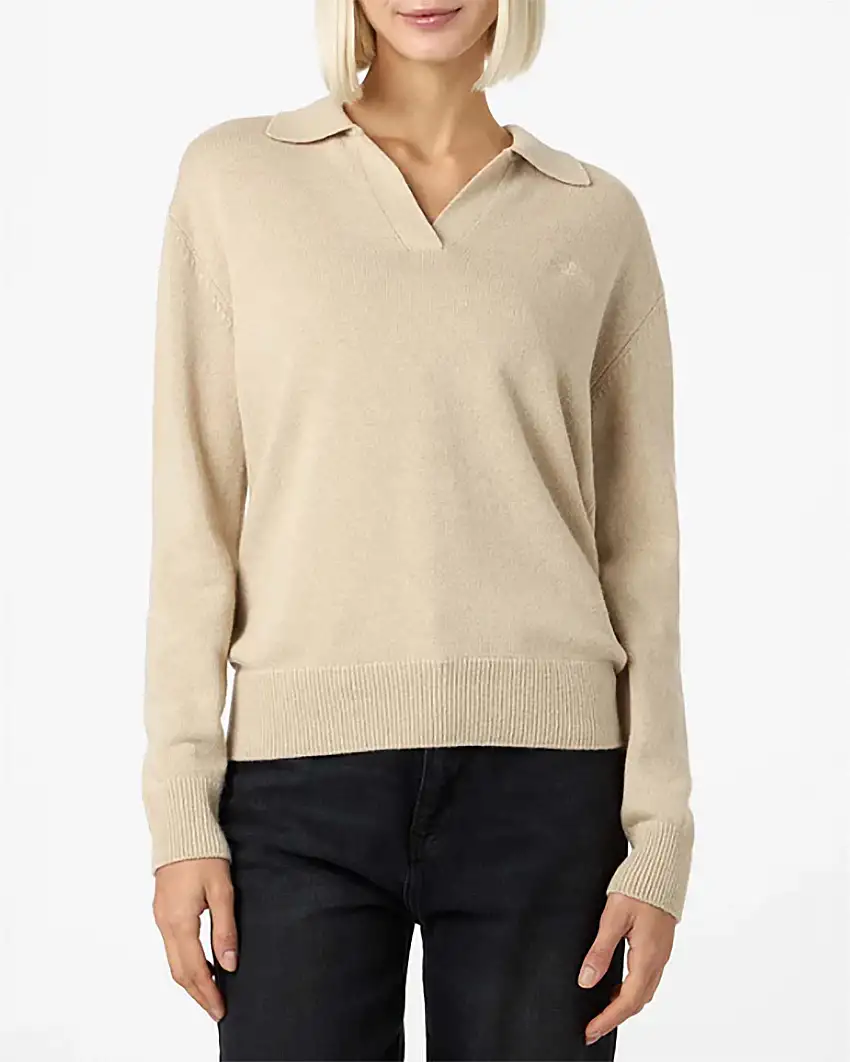 Maglia beige in lana e cashmere con colletto a polo e apertura a V con scritta logo ricamata