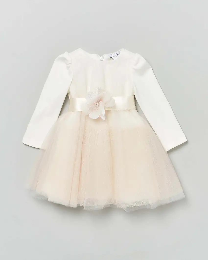Abito ecrù a maniche lunghe con tulle e cintura in raso rosa con fiore