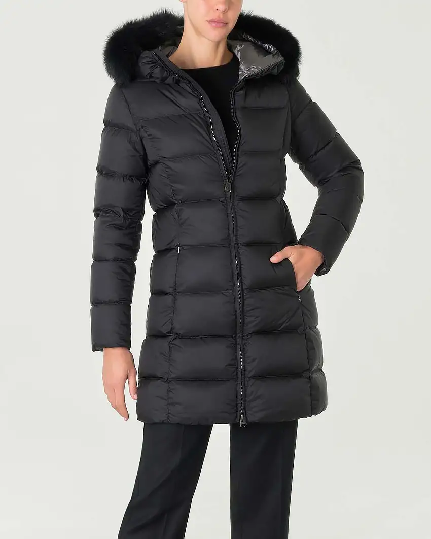 Piumino midi nero in tessuto idrorepellente con cappuccio fisso bordato in vera pelliccia tono su tono