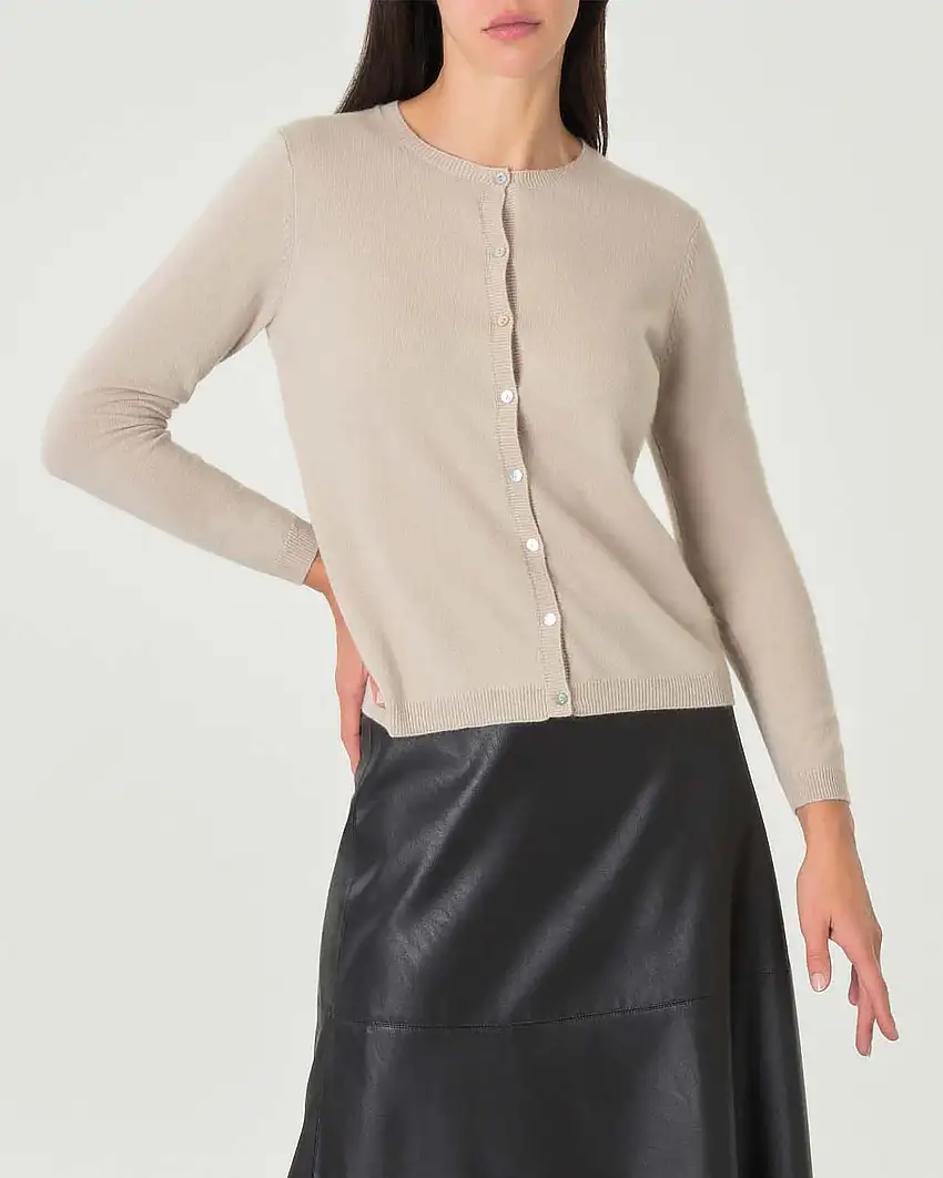 Cardigan beige girocollo in puro cashmere con chiusura a bottoni tono su tono