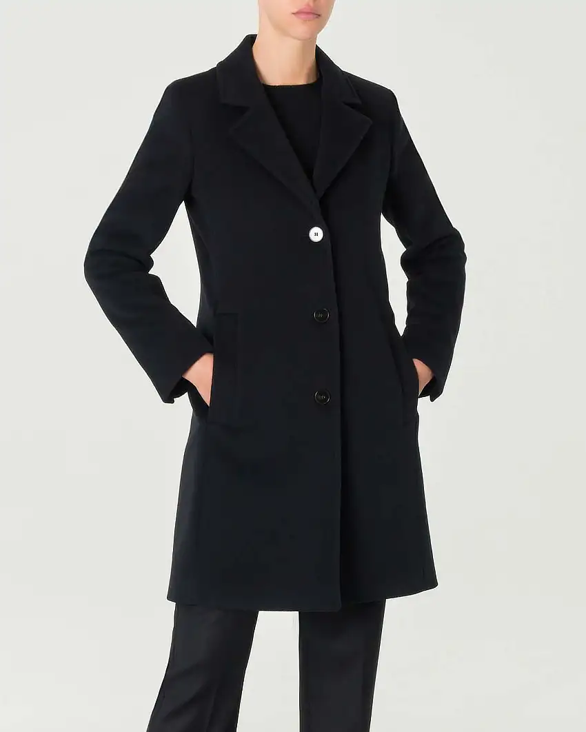 Cappottino nero sfiancato in misto lana vergine dal taglio a uomo
