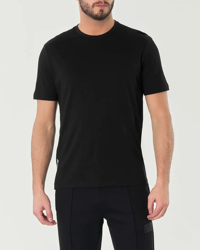 T-shirt nera in puro cotone con logo tape sul fianco destro ed etichetta logo sulla spalla