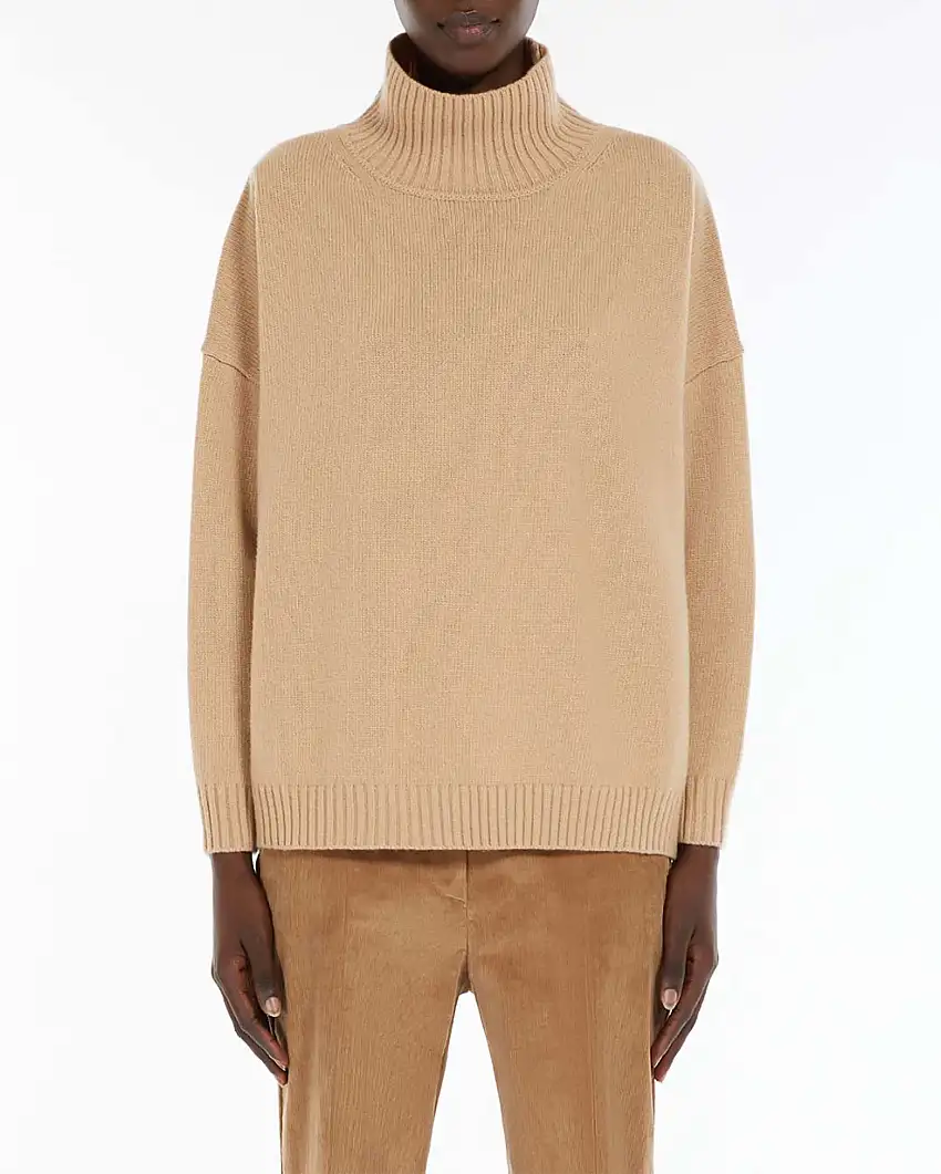 Lupetto color cammello dalla linea oversize in pura lana con spalle scese