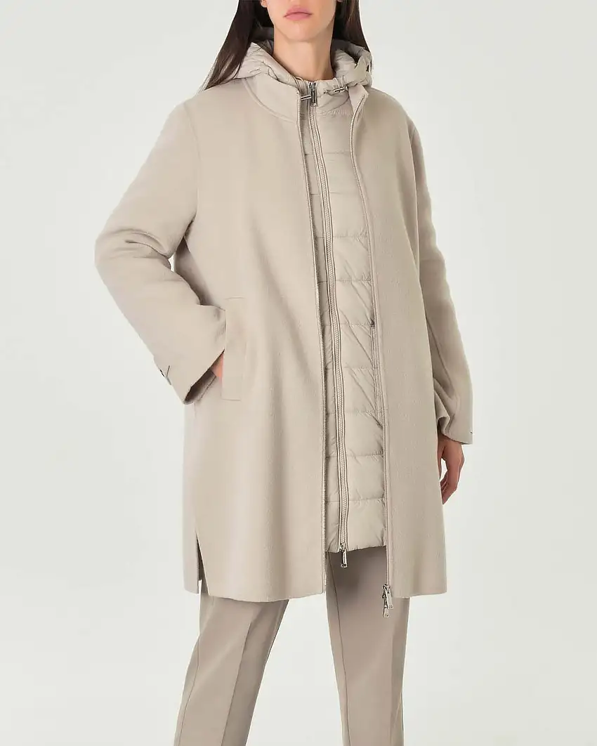 Cappotto color sabbia in lana reversibile in piumino trapuntato con cappuccio