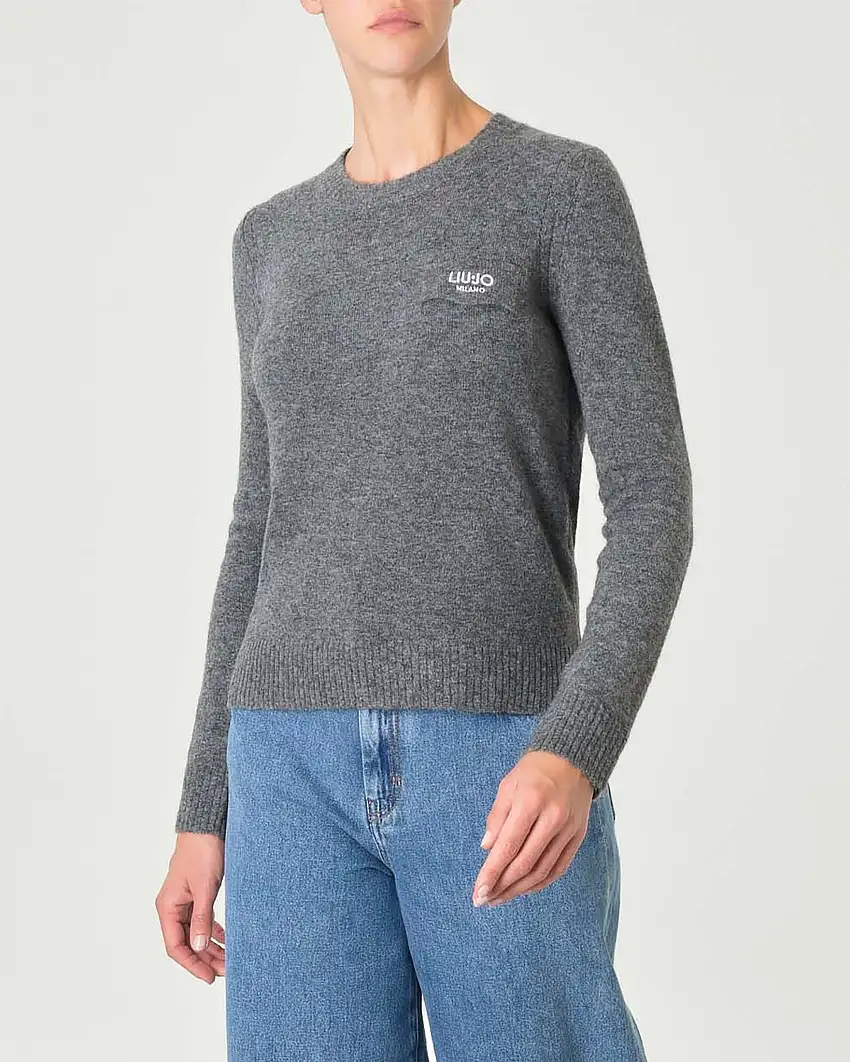 Maglia grigio melange in misto lana e alpaca con scritta logo bianca ricamata sul taschino