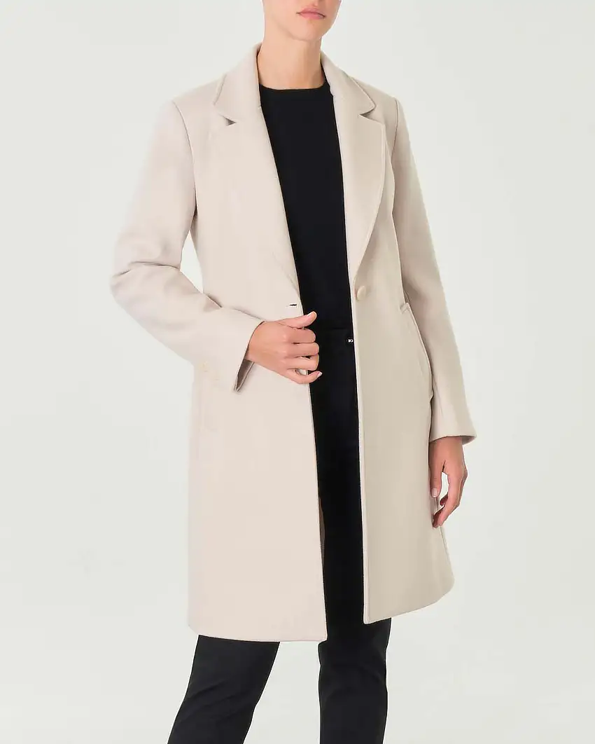 Cappotto color burro in panno dal taglio maschile con chiusura monopetto ad un bottone