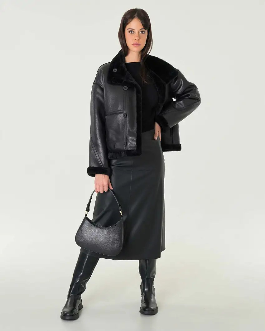 Giacca corta nera effetto montone reversbile con collo alto