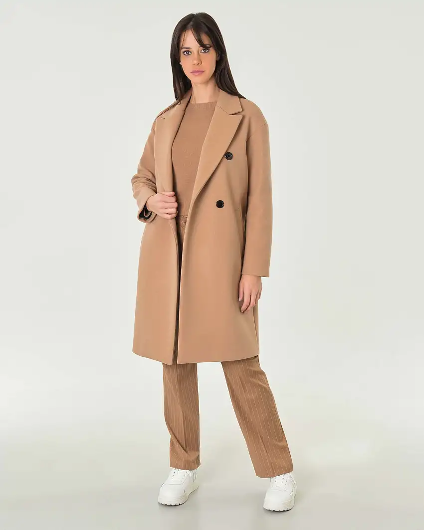 Cappotto color cammello doppiopetto dalla linea a uovo