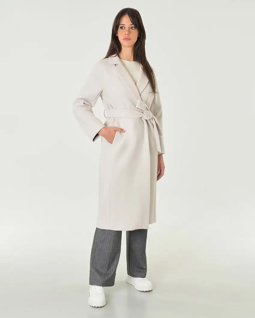 Cappotto color gesso lungo in panno di misto viscosa con collo a rever e cintura in vita