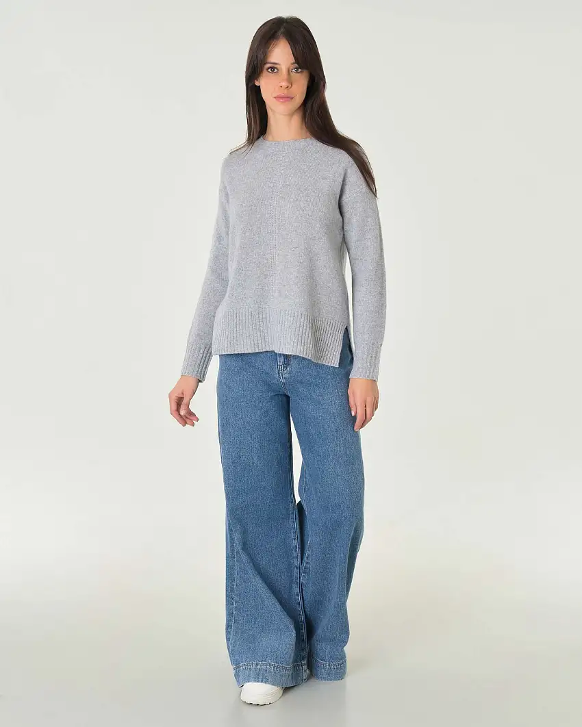 Maglia grigio melange in pura lana con lavorazione cardata verticale