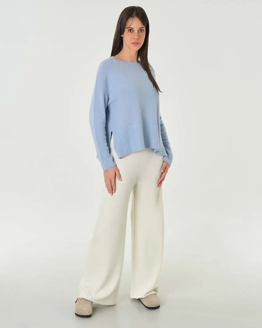 Maglia azzurra in misto viscosa con fondo alto lavorato a punto pannocchia