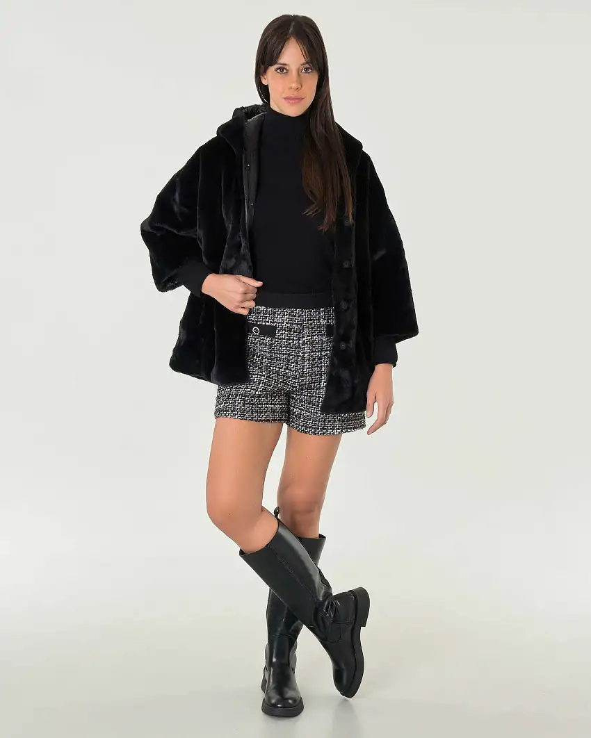 Cappa in ecopelliccia nera effetto visone con cappuccio con maniche tre quarti