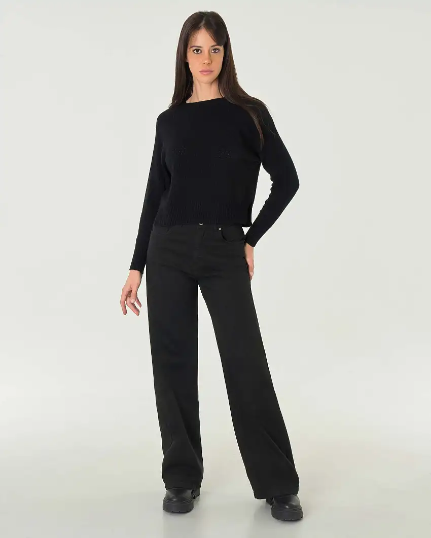 Maglia nera cropped in misto viscosa a motivo traforato con spacchetti laterali