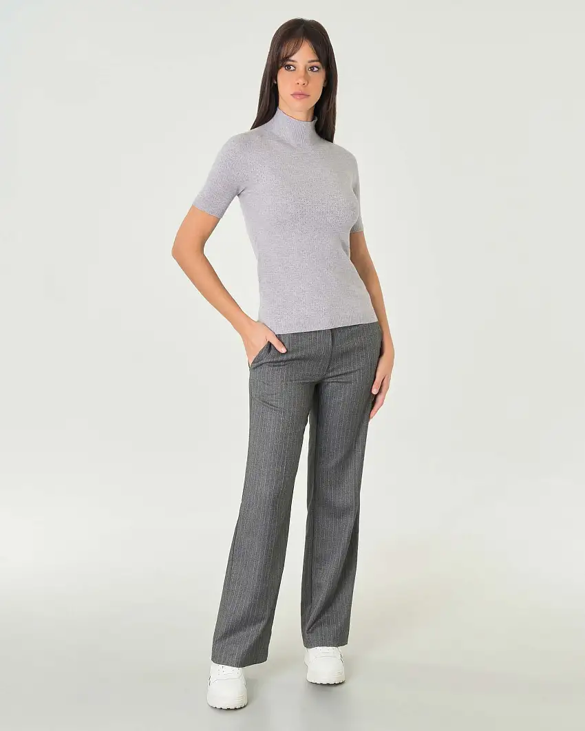 Maglia grigio peral a collo alto in misto viscosa a motivo traforato all over