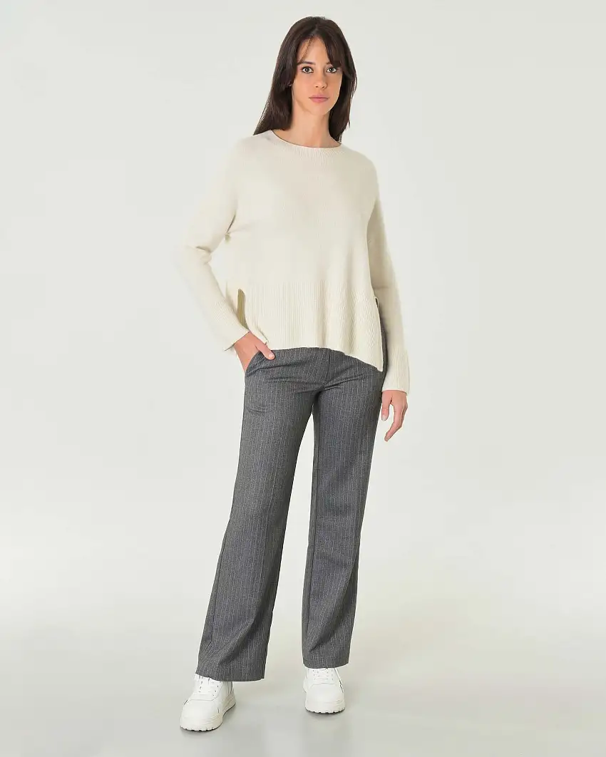 Maglia bianca in misto viscosa con fondo alto lavorato a punto pannocchia