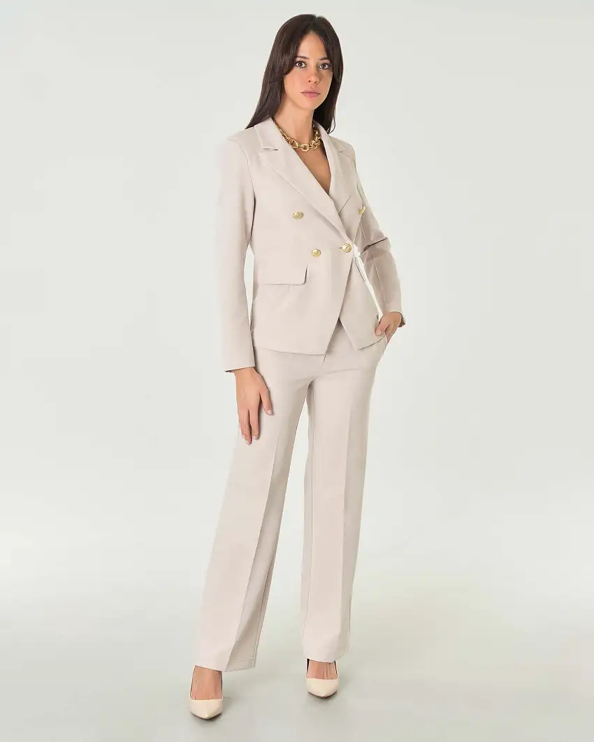 Giacca doppiopetto color burro in tessuto tecnico dalla linea sfiancata con rever a lancia e bottoni dorati