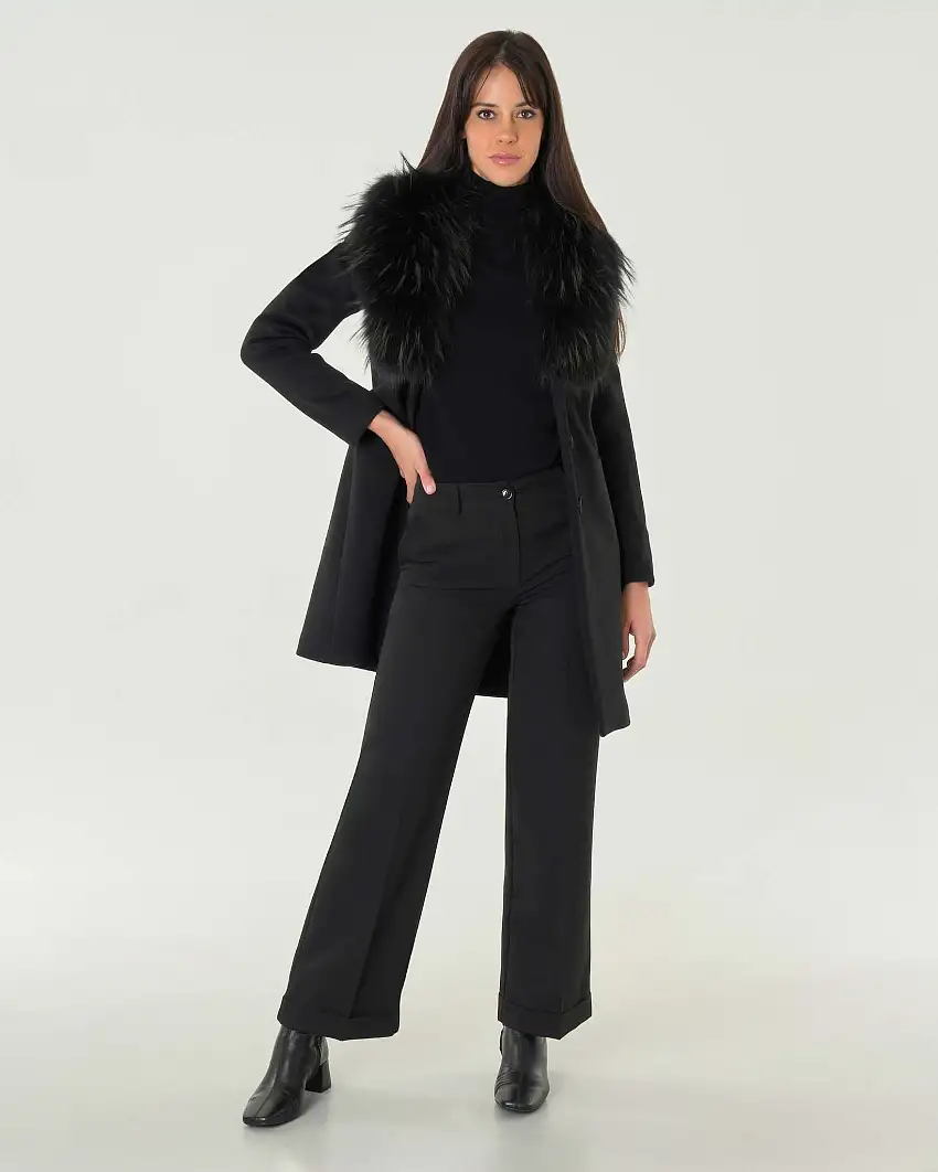 Cappotto nero in tessuto effetto lana dal taglio maschile con pelliccia removibile