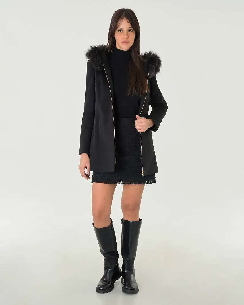 Cappottino nero dalla linea sfiancata con cappuccio profilato in pelo di mourmasky tono su tono