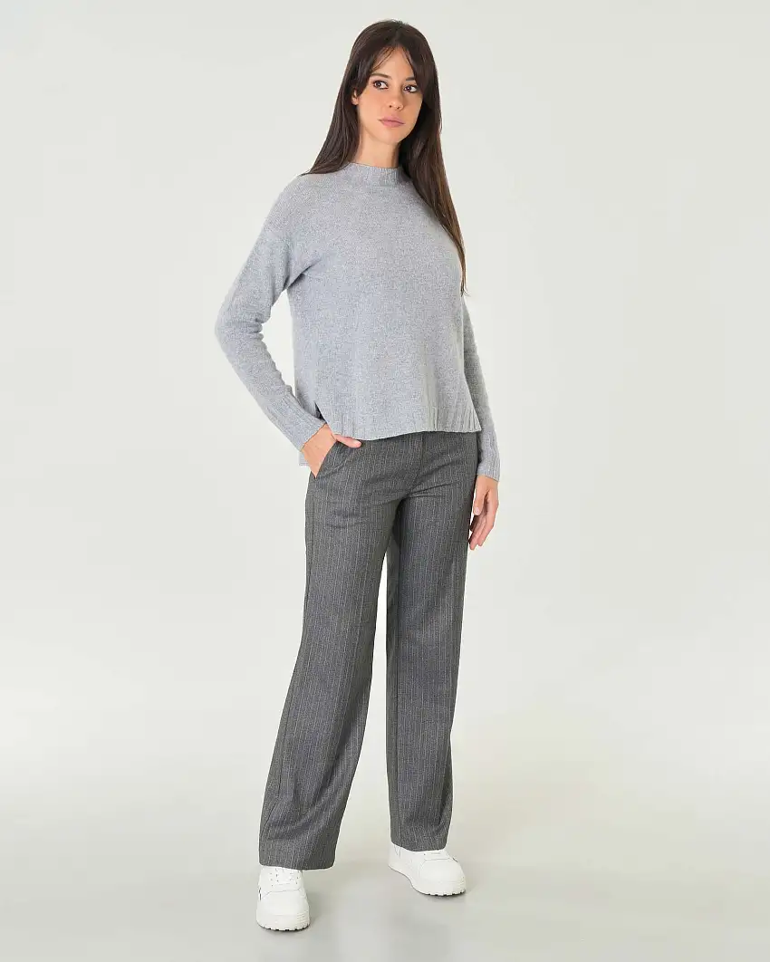 Lupetto grigio melange in pura lana con profili lavorati a coste