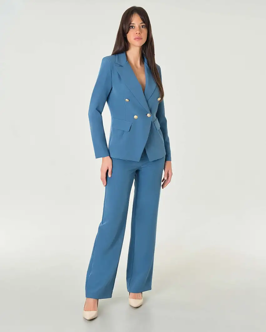 Giacca doppiopetto azzurra in tessuto tecnico dalla linea sfiancata con rever a lancia e bottoni dorati