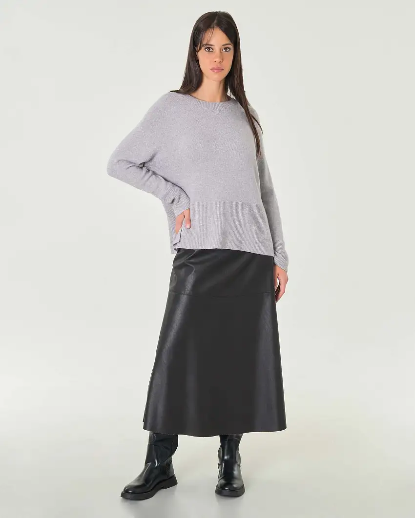 Maglia grigio perla in misto viscosa con fondo alto lavorato a punto pannocchia