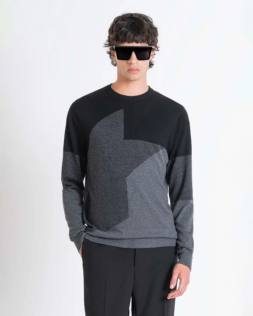 Maglia nera e grigia girocollo in misto lana con lavorazione geometrica