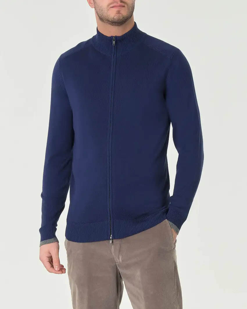 Maglia a collo alto blu indaco in viscosa con chiusura a cerniera e bordino grigio