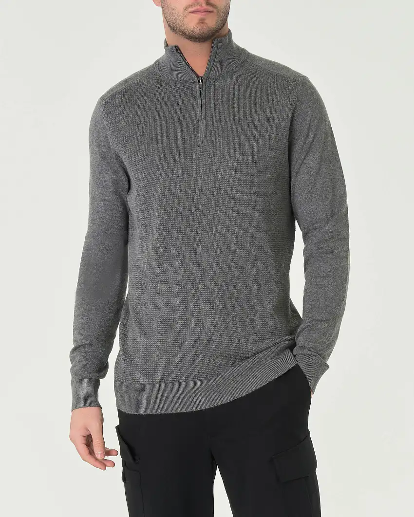 Maglia grigio scuro in viscosa a collo alto con apertura a mezza zip e pannello frontale micro armatura