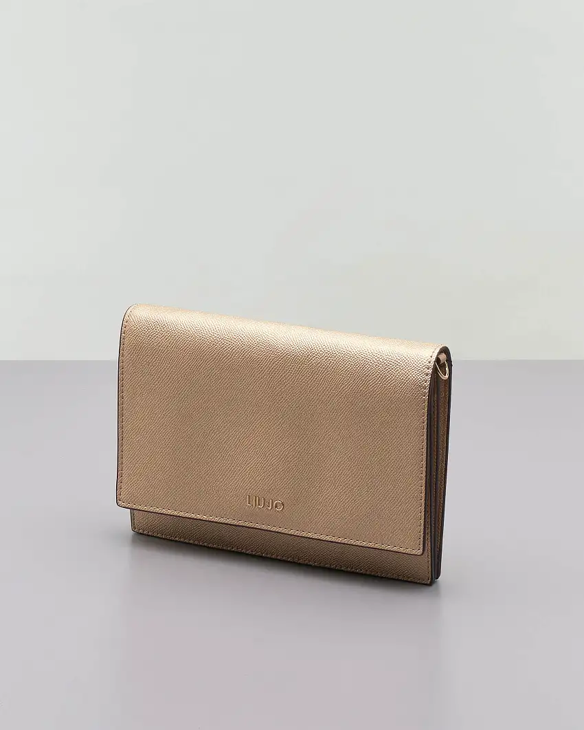 Pochette piatta in similpelle effetto saffiano color oro con tracolla sottile a catena