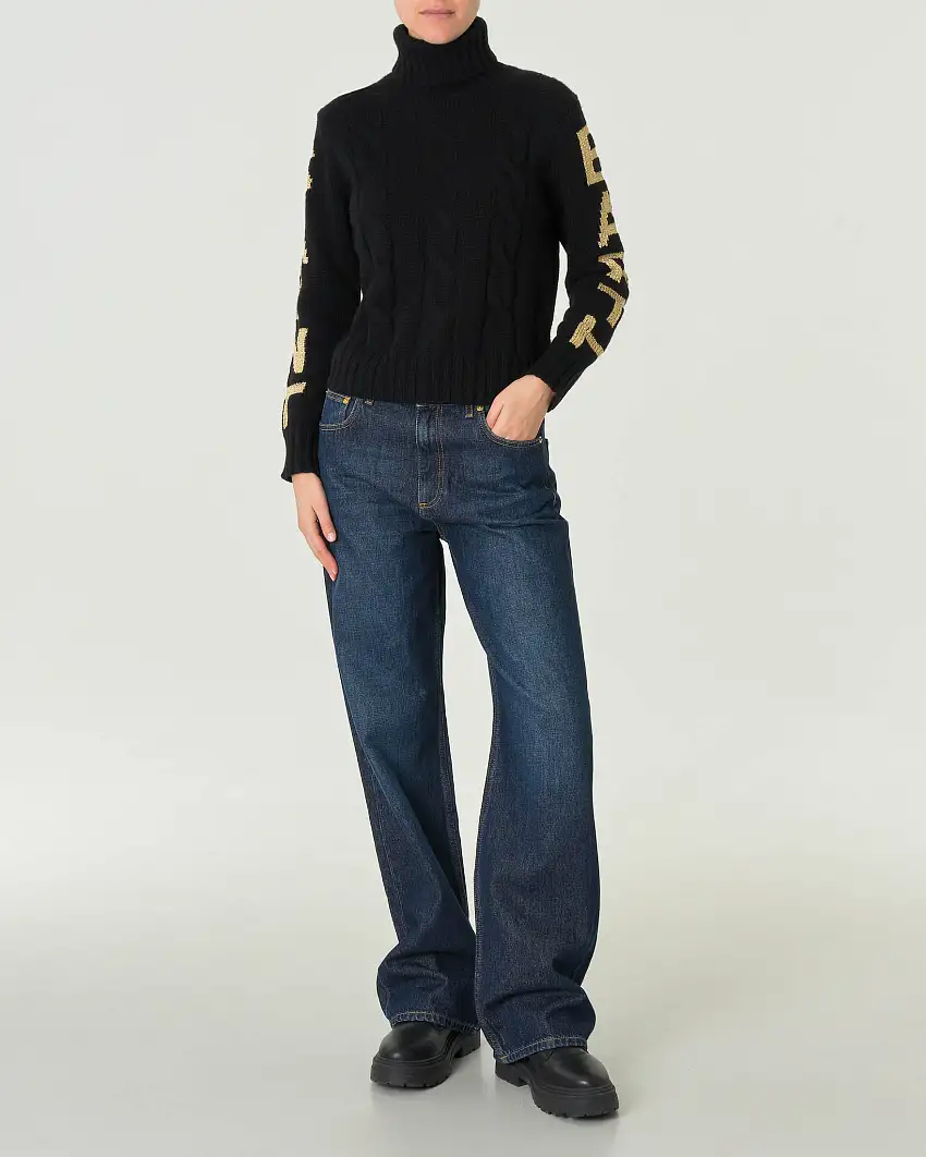 Dolcevita nero in lana e alpaca a trecce con scritta logo dorata con inserti in lurex lungo le maniche