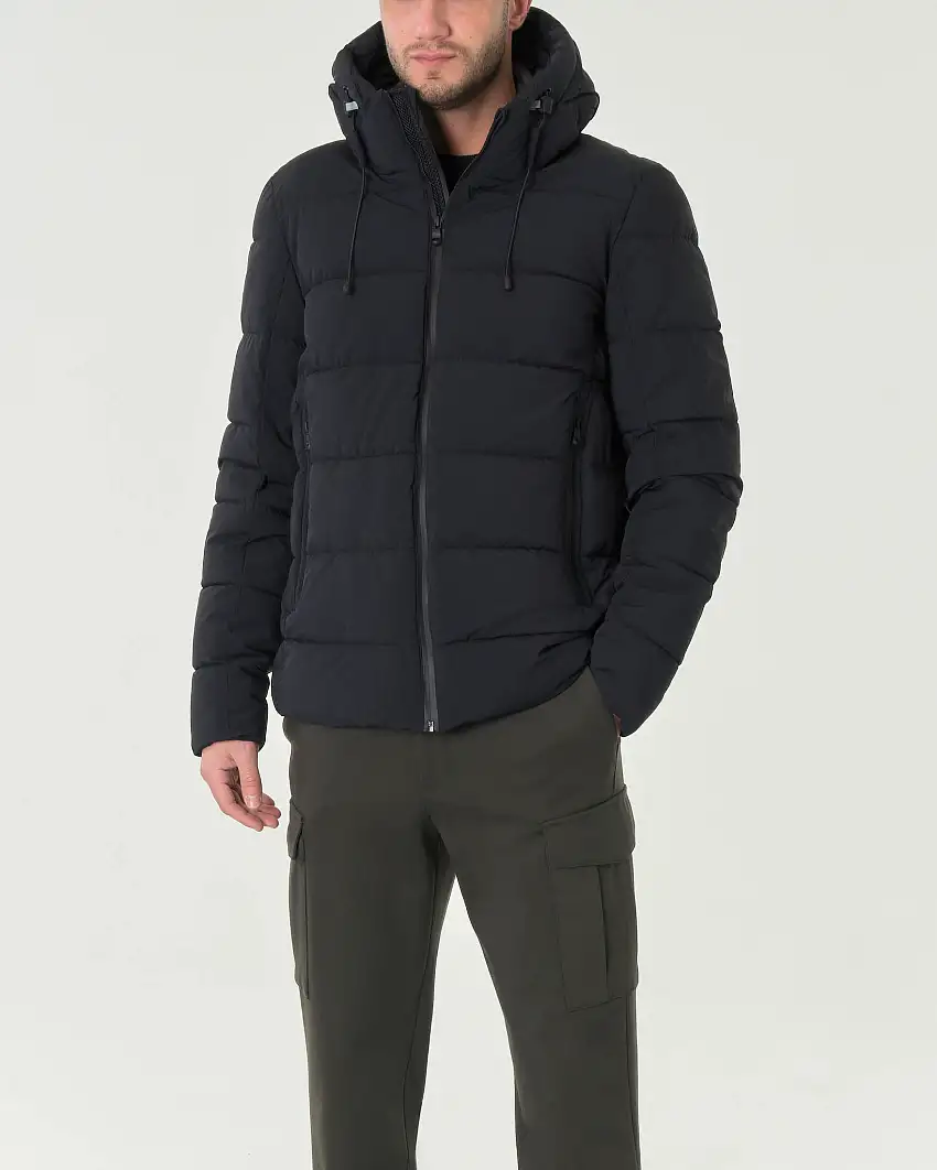 Piumino nero con cappuccio in tessuto tecnico imbottito
