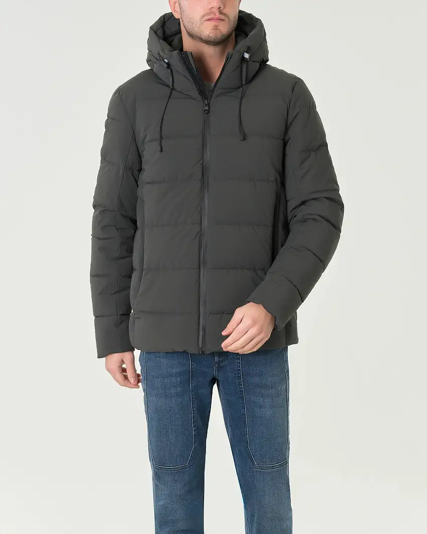 Piumino verde militare con cappuccio in tessuto tecnico imbottito