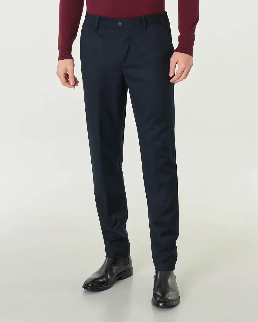 Pantaloni chino blu in tessuto effetto sallia di misto viscosa con elastico inserito nel retro