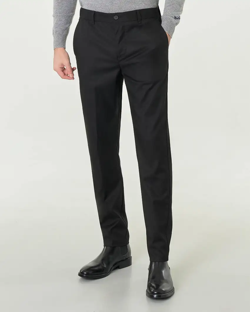 Pantaloni chino neri in tessuto effetto sallia di misto viscosa con elastico inserito nel retro