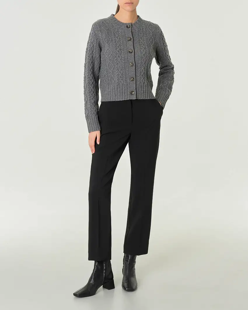 Cardigan grigio in misto lana lavorata a trecce con scollo tondo