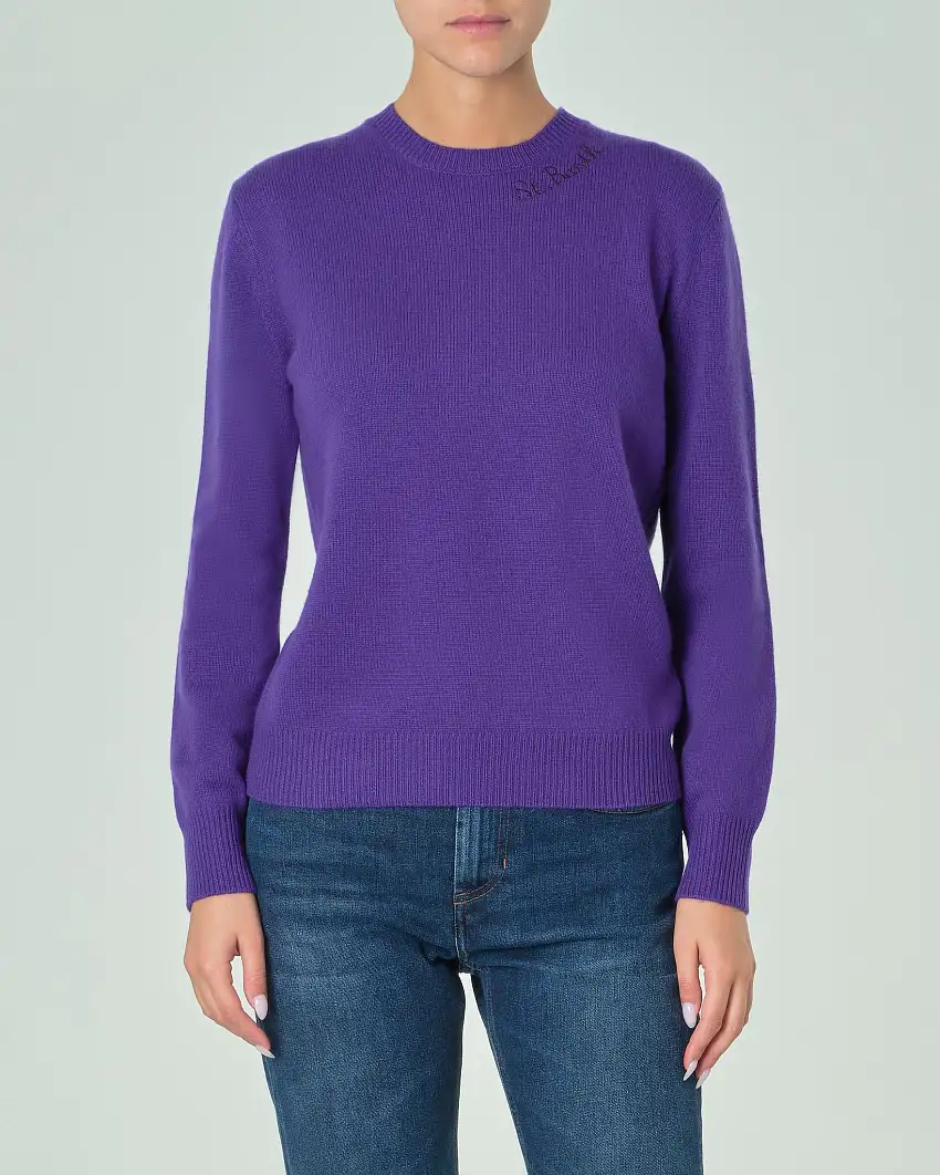 Maglia viola in misto lana e cashmere con scritta logo tono su tono ricamata lungo lo scollo