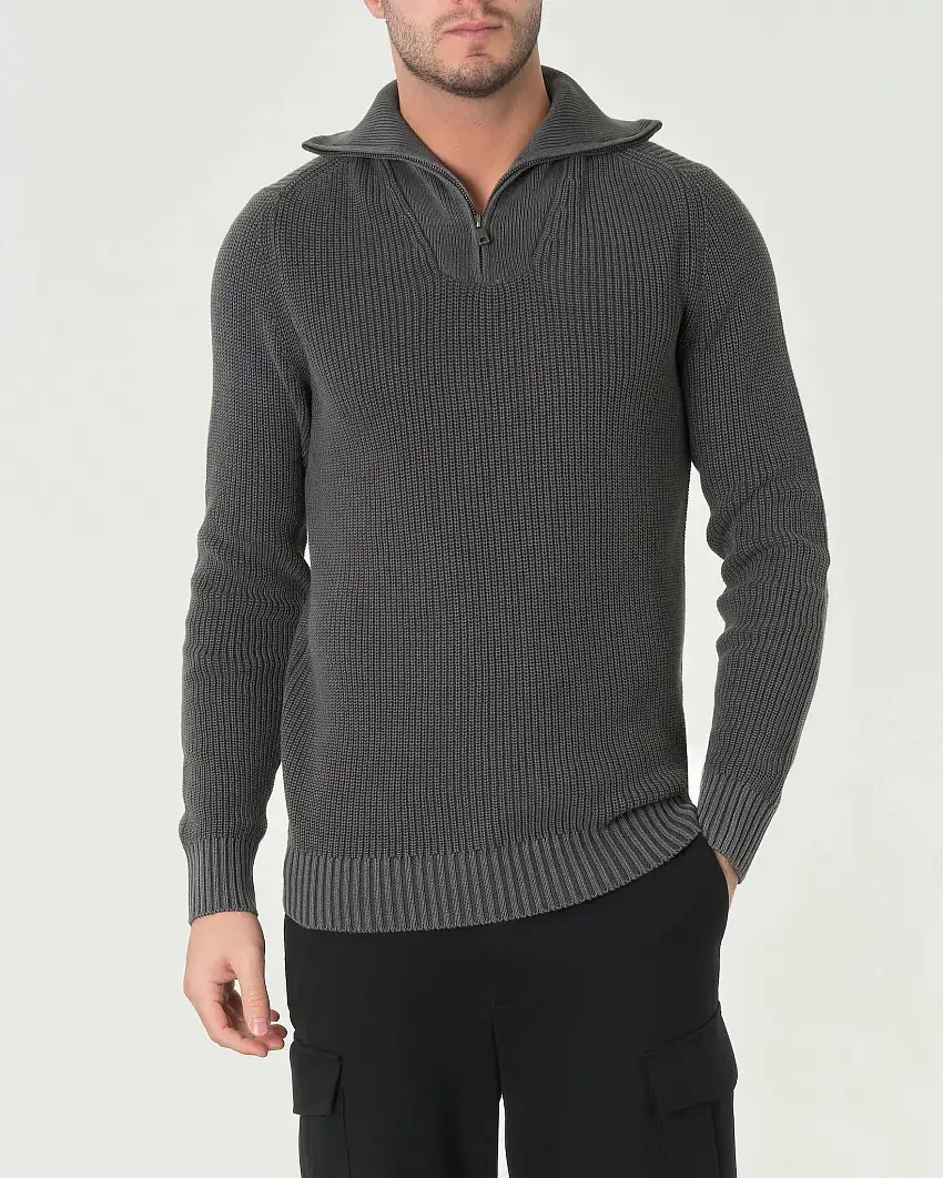 Maglia color antracite in puro cotone a coste inglesi con collo alto e apertura a mezza zip