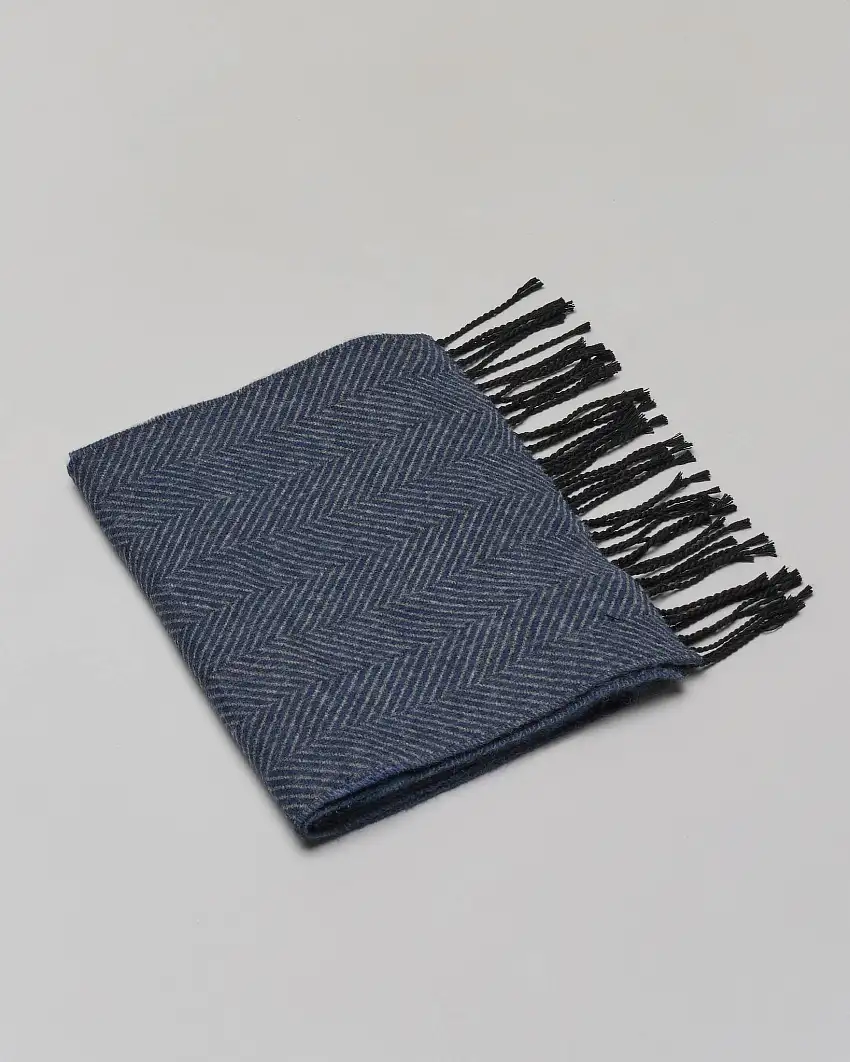 Sciarpa Pellizzari in tessuto chevron blu indaco e grigio con frange