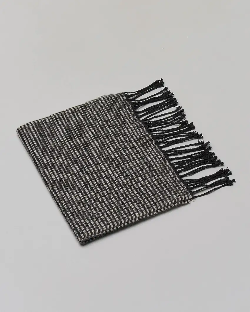 Sciarpa Pellizzari nera con micro fantasia bianca e frange