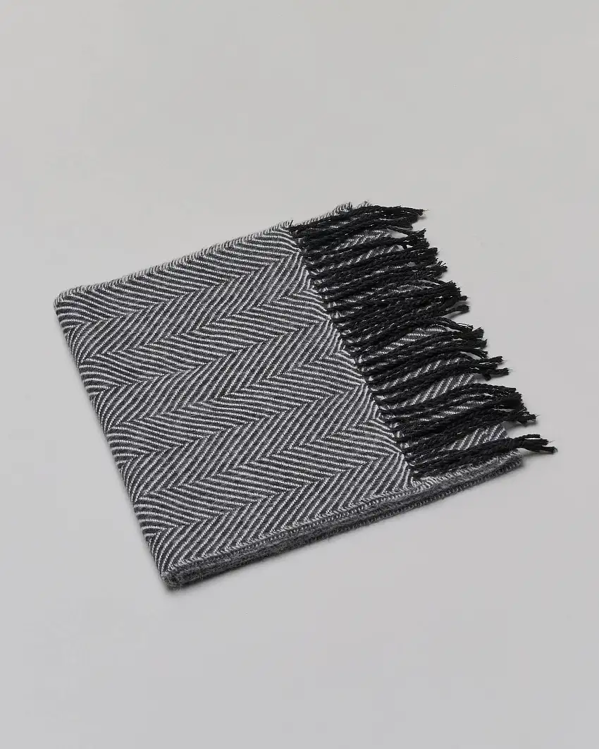 Sciarpa Pellizzari in tessuto chevron bianco e nero con frange